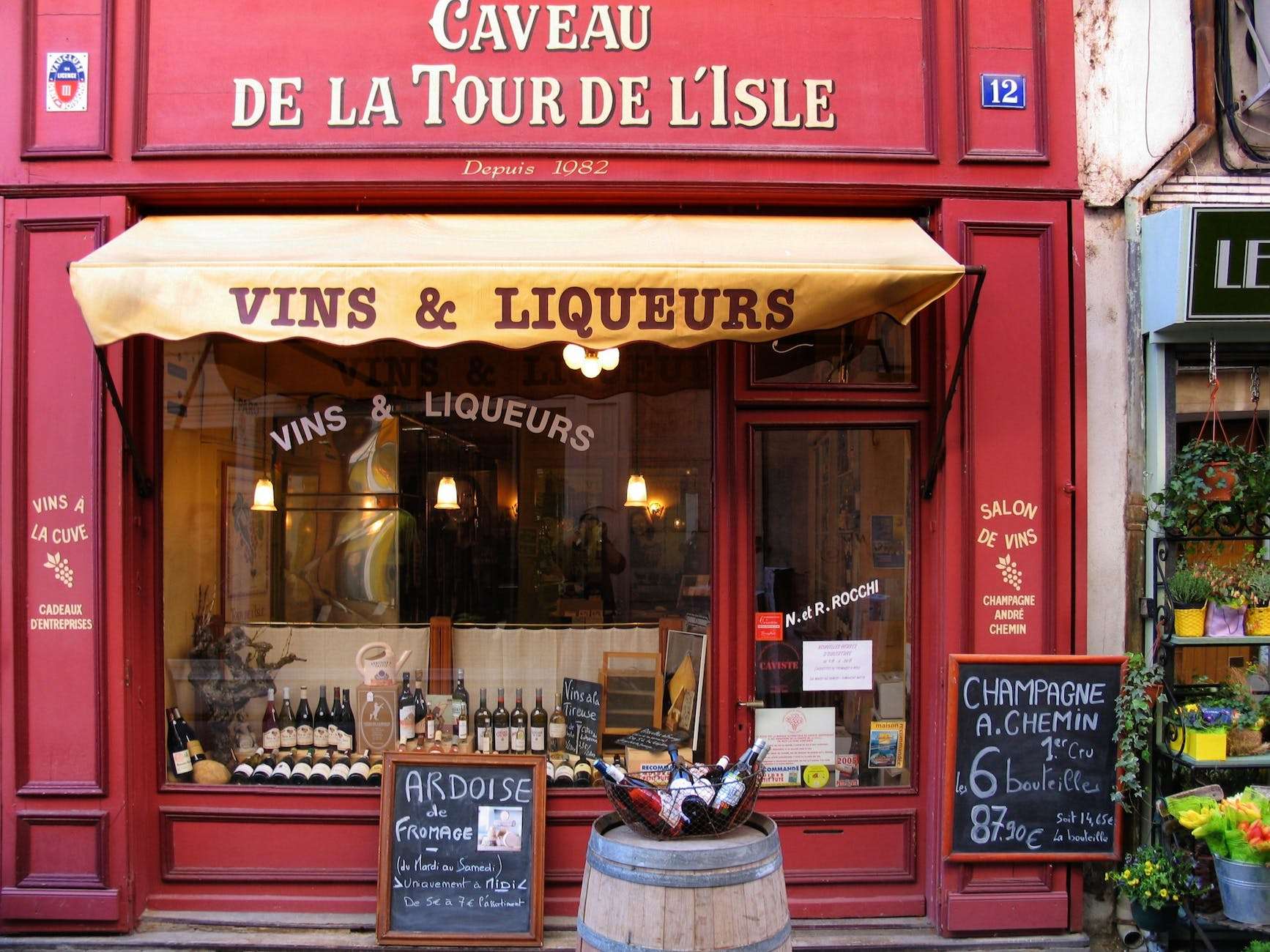 vins liqueurs store during daytime
